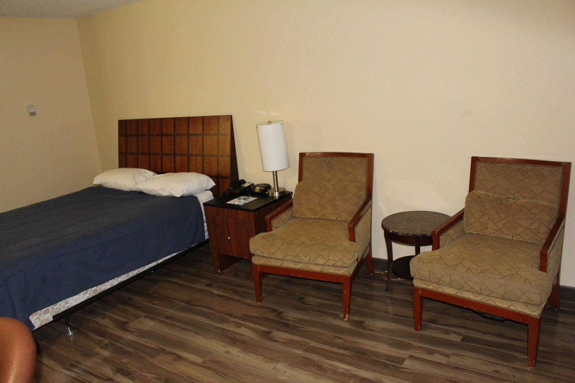 Travelodge By Wyndham Swift Current Ngoại thất bức ảnh